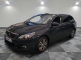 la voiture noire est garée sur un sol en damier dans le garage