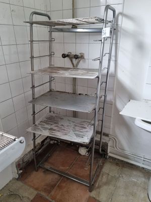 une photo d'une salle de bains avec des toilettes et une étagère