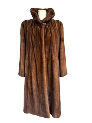 un gros plan sur un manteau de fourrure sur un mannequin mannequin mannequin mannequin mannequin mannequin mannequin manne
