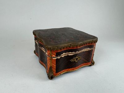 Coffret de forme chantournée en bois et marqueterie dite Bou… - Photo 1