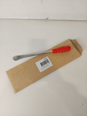 une fourchette au manche rouge posée sur un morceau de papier brun