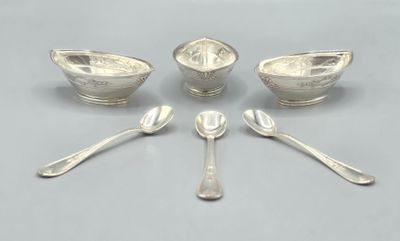 six pieces of silverware with spoons and spoons on a table