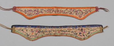 deux morceaux de tissu ornés de motifs, accrochés à un mur