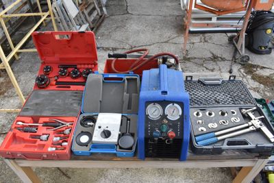 une table avec des outils dans un garage