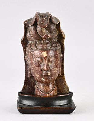 un gros plan sur la statue d'une femme avec une fleur sur la tête