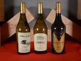 trois bouteilles de vin posées l'une à côté de l'autre sur une table