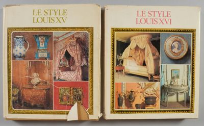deux livres contenant des photos d'une femme allongée dans un lit, dans une chambre