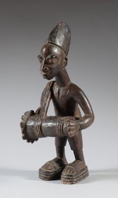 une figurine en bronze représentant un homme tenant une pipe