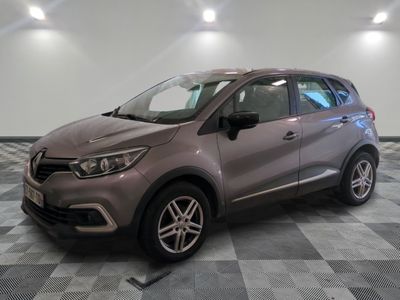 la voiture grise est garée sur le sol en damier d'un garage