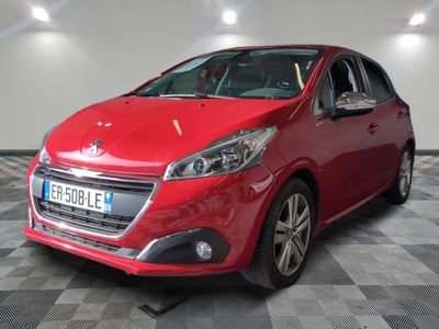 la voiture rouge est garée dans le garage sur le sol en damier