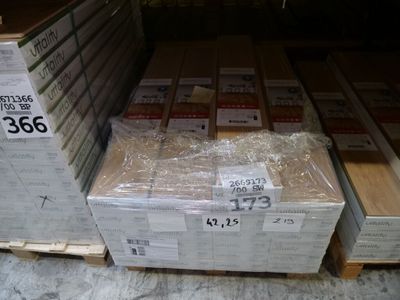 de nombreuses caisses en bois à l'arrière d'un camion