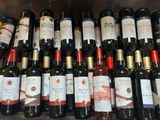 de nombreuses bouteilles de vin posées sur une étagère