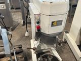 une machine placée au milieu d'une pièce