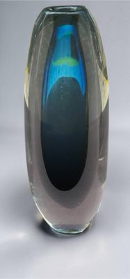 un vase en verre orné d'un motif bleu et jaune