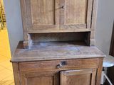 une vieille armoire en bois dans un coin de la pièce