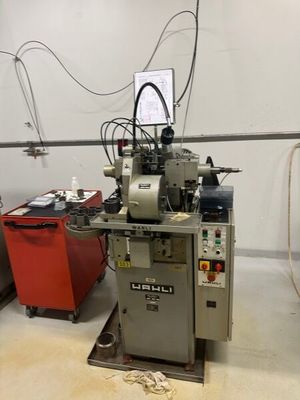 une machine qui se trouve dans une pièce où il y a une poubelle rouge