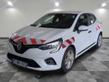 une photo d'une voiture blanche ornée de bandes rouges et blanches