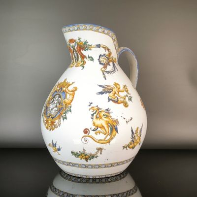 un vase blanc orné d'un motif bleu et jaune