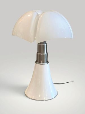 une photo d'une lampe de table blanche surmontée d'un abat-jour blanc