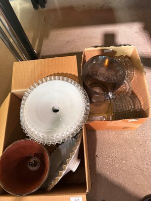 une boîte contenant des tasses et des bols