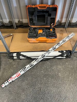deux skis posés par terre à côté d'une mallette à outils