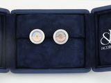 une photo d'une paire de montres-bracelets dans un coffret