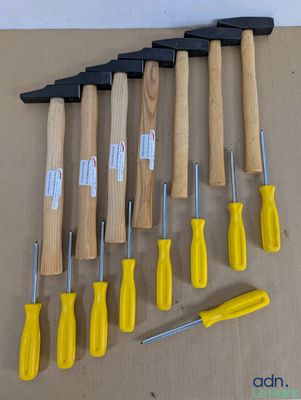 un grand nombre d'outils posés sur la table