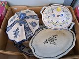 une boîte en carton remplie d'assiettes et de bols de toutes sortes