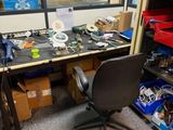 un bureau avec une chaise devant une fenêtre