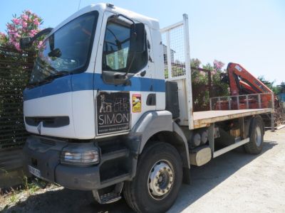un camion garé sur le côté de la route