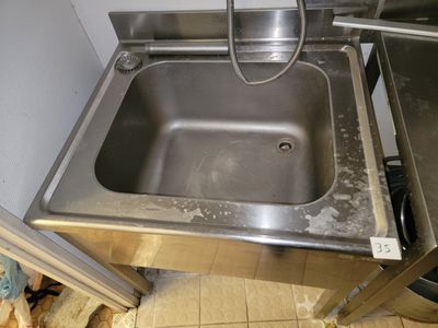 un évier en acier inoxydable dans le coin d'une cuisine