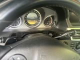 un volant et un tableau de bord de voiture équipés de divers indicateurs
