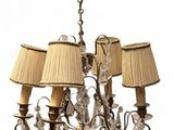un lustre muni de cinq lampes et d'un abat-jour