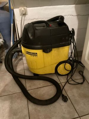 un lave-linge séchant jaune et noir posé par terre