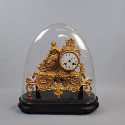 Pendule en régule finition dorée surmontée d'une vierge à l'…