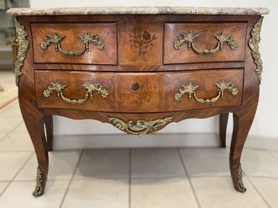 Commode sauteuse en bois et bois de placage à décor de bouqu…