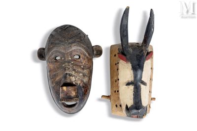paire de masques africains munis de cornes de chaque côté l'un de l'autre