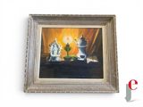un tableau accroché au mur d'une pièce où l'on voit des théières et encore des théières