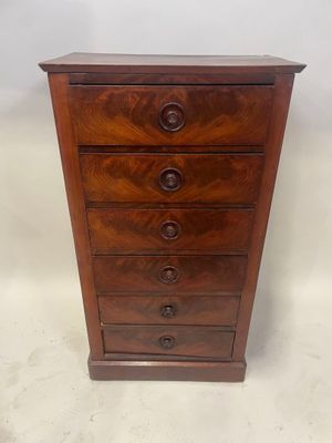 une commode en bois comportant cinq tiroirs de chaque côté