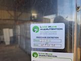 un gros plan d'une pancarte apposée sur la porte d'un immeuble