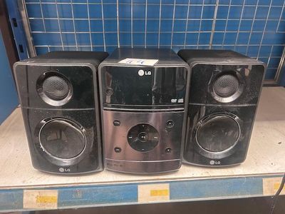 trois enceintes posées sur une étagère dans une pièce
