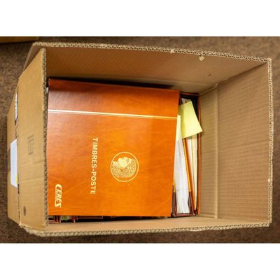 une boîte posée par terre, contenant un livre