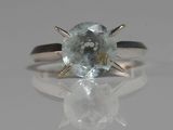 une image d'une bague sertie d'une topaze bleue