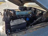 un moteur de voiture qui se trouve dans le coffre d'un camion