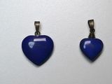 deux pendentifs bleus en forme de cœur sur fond blanc