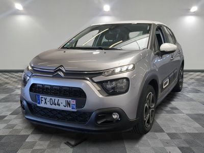 La nouvelle Citroën est garée dans le showroom du showroom