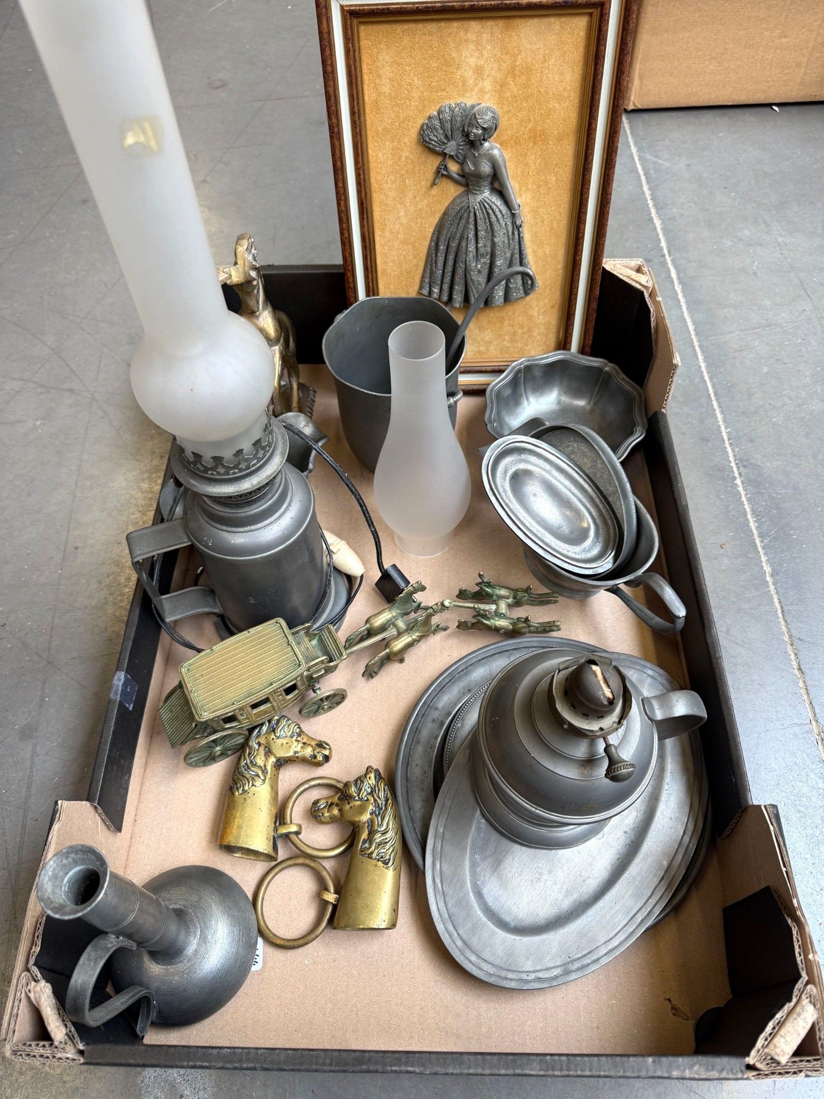 Lampes et bibelots étain