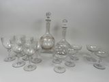 beaucoup de verres à vin et une carafe sur la table