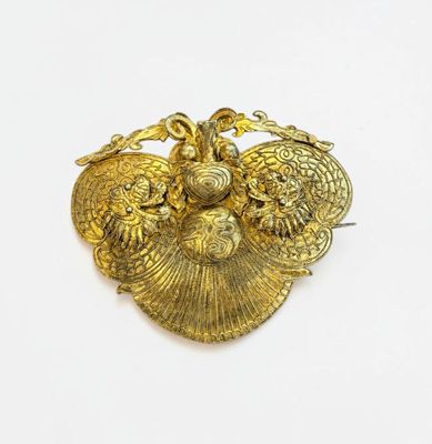une broche en or ornée de deux oiseaux