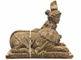 une statue représentant un lion coiffé d'un chapeau